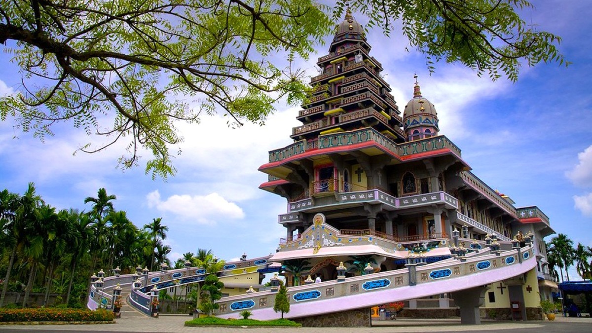 Gereja dengan Bangunan Unik di Indonesia