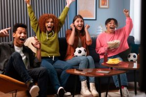 Inilah Cara Nonton Bola Anti Bosan Meskipun Hanya di Rumah